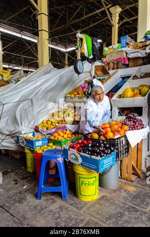 Cusco, Peru; 22. Januar 2017: Tägliches Image einer Verkäuferin in ihrem Stand auf dem Markt von San Pedro in Cusco Stockfoto