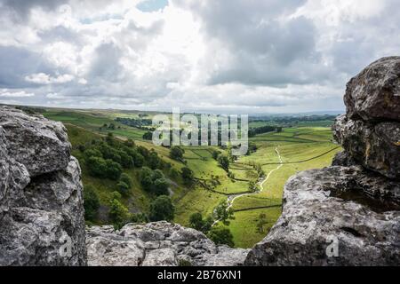 Die Kalkstein-Pflaster und die Aussicht von der Spitze des Malham Cove in North Yorkshire Dales National Park Stockfoto