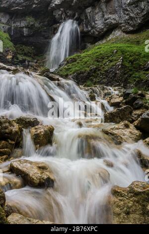 Blick auf Gordale Scar, eine Kalksteinravine in den Yorkshire Dales, England. Stockfoto