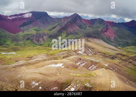 Rotes Tal in der Nähe des Regenbogenbergs Vinicunca in der Cordillera de Vilcanta, Region Cusco, Peru. Stockfoto