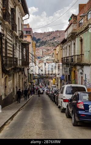 La Paz, Bolivien; 31. Januar 2017: Landschaft einer Straße in La Paz mit alten Gebäuden und vielen Häusern auf der Rückseite von El Alto Stockfoto