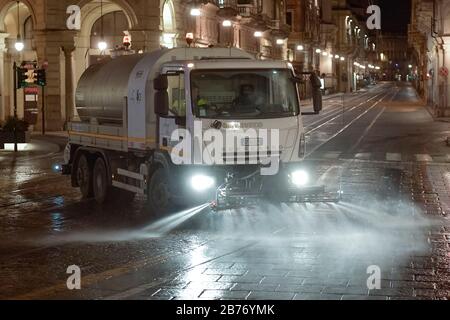 Turin, Italien. März 2020. Turin, ITALIEN - 13. März 2020: Ein Betreiber von Amiat (Multiservice Environmental Hygiene Company Turin) fährt ein Fahrzeug, das Straßen desinfiziert. Die italienische Regierung verhängte beispiellose Einschränkungen, um die Ausbreitung des COVID-19-Coronavirus-Ausbruchs zu stoppen. (Foto von Nicolò Campo/Sipa USA) Credit: SIPA USA/Alamy Live News Stockfoto