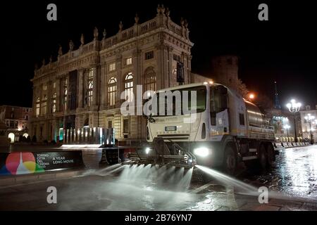 Turin, Italien. März 2020. Turin, ITALIEN - 13. März 2020: Ein Betreiber von Amiat (Multiservice Environmental Hygiene Company Turin) fährt ein Fahrzeug, das Straßen desinfiziert. Die italienische Regierung verhängte beispiellose Einschränkungen, um die Ausbreitung des COVID-19-Coronavirus-Ausbruchs zu stoppen. (Foto von Nicolò Campo/Sipa USA) Credit: SIPA USA/Alamy Live News Stockfoto