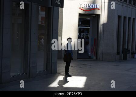 Madrid, Spanien. März 2020. Ein Mann, der auf der Straße Preciados mit geschlossenen Geschäften während der Bedrohung durch Corona-Viren in Madrid steht.die spanische Regierung hat den Ausnahmezustand für die nächsten 15 Tage erklärt, um das Coronavirus besser bekämpfen zu können. Es beinhaltet Einschränkungen bei der Bewegung und Schließung von Restaurants und Bars. Spanien hat nach Italien mit 4.231 Infektionen und 123 Todesfällen die zweithöchste Zahl von Fällen in Europa. Credit: Sopa Images Limited/Alamy Live News Stockfoto