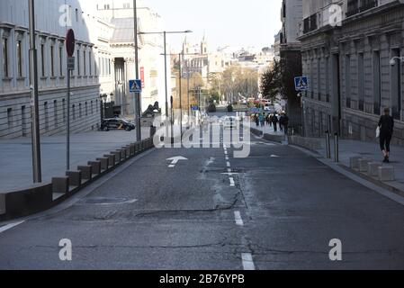 Madrid, Spanien. März 2020. Die Straße Carrera de los Jerónimos war während der Bedrohung durch das Corona-Virus in Madrid leer.die spanische Regierung hat den Ausnahmezustand für die nächsten 15 Tage erklärt, um das Coronavirus besser bekämpfen zu können. Es beinhaltet Einschränkungen bei der Bewegung und Schließung von Restaurants und Bars. Spanien hat nach Italien mit 4.231 Infektionen und 123 Todesfällen die zweithöchste Zahl von Fällen in Europa. Credit: Sopa Images Limited/Alamy Live News Stockfoto