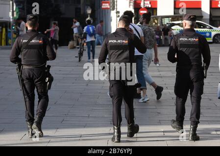 Madrid, Spanien. März 2020. Spanische Polizei am Callao-Platz während der Bedrohung durch das Corona-Virus in Madrid.die spanische Regierung hat den Ausnahmezustand für die nächsten 15 Tage erklärt, um das Coronavirus besser bekämpfen zu können. Es beinhaltet Einschränkungen bei der Bewegung und Schließung von Restaurants und Bars. Spanien hat nach Italien mit 4.231 Infektionen und 123 Todesfällen die zweithöchste Zahl von Fällen in Europa. Credit: Sopa Images Limited/Alamy Live News Stockfoto