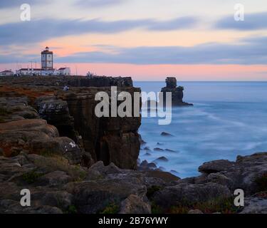 Leuchtturm über der Klippe bei Sonnenuntergang Stockfoto