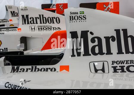 Nahaufnahme eines McLaren Honda MP4/7 in der Honda Collection Hall in Suzuka, Japan, mit einem MP4-5 im Hintergrund. Stockfoto