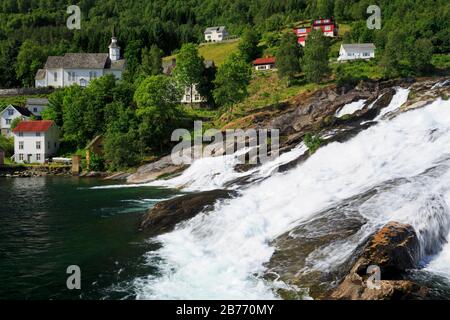 Hellyltfossen Wasserfall, Hellesylt Dorf, Mehr og Romsdal County, Norwegen Stockfoto