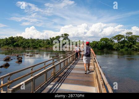 Holzsteg über Wasser im Iguazu-Nationalpark auf argentinischer Seite mit Touristen zu Fuß gebaut. Puerto Iguazu, Argentinien. Stockfoto
