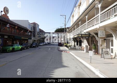 Monterey, Kalifornien, USA. März 2020. Monterey, nach der Ankündigung eines "nationalen Notfalls" durch Präsident Trump aufgrund der Pandemie von Coronavirus praktisch leer - abgebildet ist die berühmte Cannery Row mit nur einheimischen Autos, die die Straße bewohnen, wo sie normalerweise an einem Freitag mit Touristen zusammenhängt. Kredit: Motofoto/Alamy Live News Stockfoto