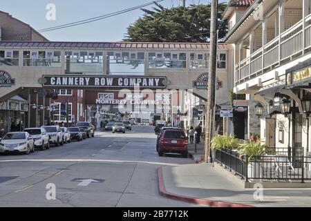 Monterey, Kalifornien, USA. März 2020. Monterey, nach der Ankündigung eines "nationalen Notfalls" durch Präsident Trump aufgrund der Pandemie von Coronavirus praktisch leer - abgebildet ist die berühmte Cannery Row mit nur einheimischen Autos, die die Straße bewohnen, wo sie normalerweise an einem Freitag mit Touristen zusammenhängt. Kredit: Motofoto/Alamy Live News Stockfoto