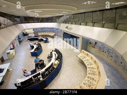 Zentralkontrollraum von Itaipu Binational, einem Wasserkraftdamm an der Grenze von Brasilien und Paraguay. Moderne Computer mit Displays und Konsolen. Stockfoto