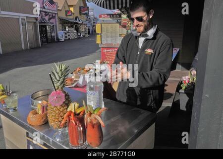 Monterey, Kalifornien, USA. März 2020. Monterey, nach der Ankündigung eines "nationalen Notfalls" durch Präsident Trump aufgrund der Pandemie von Coronavirus praktisch leer, ist hier ein Restaurant abgebildet, in dem er seine Hände mit dem Entdesinfektionsmittel waschen kann, das alle Restaurants benutzen müssen. Kredit: Motofoto/Alamy Live News Stockfoto