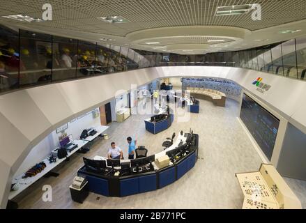 Central Control Room (CCR) von Itaipu Binational, einem Wasserkraftdamm an der Grenze von Brasilien und Paraguay. Touristen, die hinter dem Glas zu sehen sind. Stockfoto