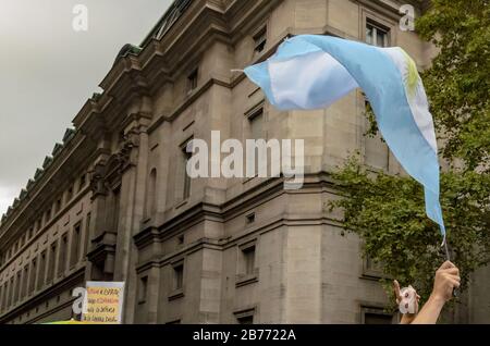 Argentinische Flagge, die in den Händen einer Person fliegt Stockfoto