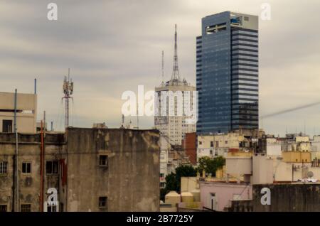 BUENOS AIRES, ARGENTINIEN - 24. APRIL 2016: Blick auf die Südwand des Ministeriums für soziale Entwicklung in Buenos Aires mit der künstlerischen Intervention eines GI Stockfoto