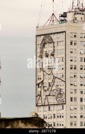 BUENOS AIRES, ARGENTINIEN - 24. APRIL 2016: Blick auf die Südwand des Ministeriums für soziale Entwicklung in Buenos Aires mit der künstlerischen Intervention eines GI Stockfoto