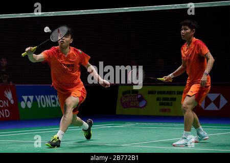 Birmingham. März 2020. Chinas Huang Dongping (R) und Wang Yilyu treten während des Mixed-Doubles-Viertelfinalspiels gegen Indonesiens Praveen Jordan und Melati Daeva Oktavianti im All England Badminton 2020 in Birmingham, Großbritannien am 13. März 2020 an. Kredit: Tim Ireland/Xinhua/Alamy Live News Stockfoto