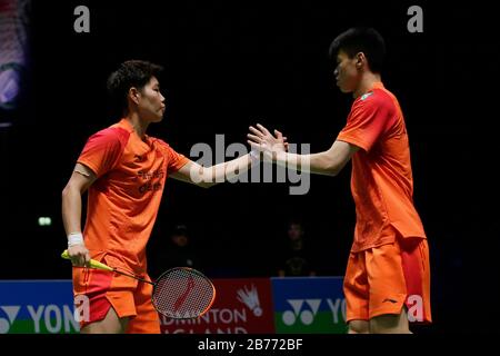 Birmingham. März 2020. Chinas Huang Dongping (L) und Wang Yilyu reagieren während des Mixed-Doubles-Viertelfinalspiels gegen Indonesiens Praveen Jordan und Melati Daeva Oktavianti im All England Badminton 2020 in Birmingham, Großbritannien am 13. März 2020. Kredit: Tim Ireland/Xinhua/Alamy Live News Stockfoto