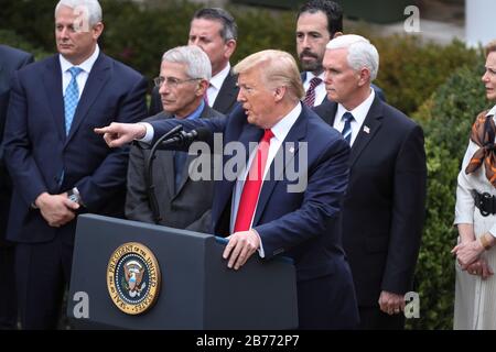 Washington DC, USA. März 2020. Präsident der Vereinigten Staaten Donald J. Trump erklärt aufgrund der COVID-19-Coronavirus-Pandemie im Rosengarten des Weißen Hauses am 13. März 2020 in Washington, DC.Credit: Oliver Contreras/Pool über CNP/MediaPunch Credit: MediaPunch Inc/Alamy Live News Stockfoto