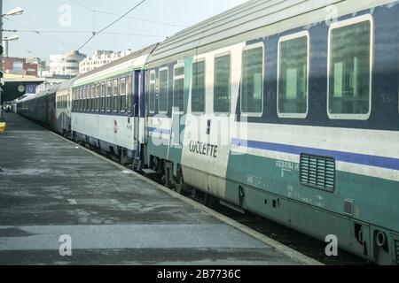 PARIS, FRANKREICH - 24. DEZEMBER 2008: Schlafwagen mit dem Namen Cuccette oder Couchette in einem Nachtzug aus Frankreich, Italien, von SNCF und Trenitalia l Stockfoto