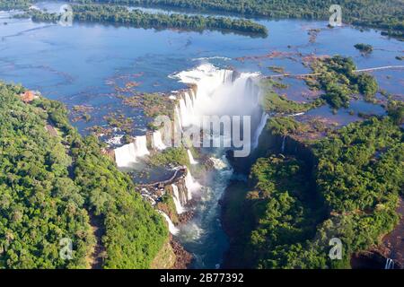 Luftaufnahme der Iguaçu-Wasserfälle in Brasilien und Argentinien. Touristenattraktion in Südamerika, die von der UNESCO gelistet wird. Auch als Iguazu Wasserfälle bekannt. Stockfoto