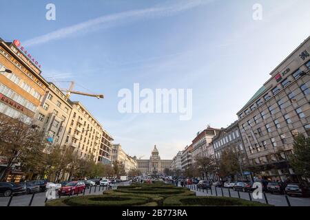 Prag, TSCHECHIEN - 31. OKTOBER 2019: Touristen, die am Vaclaske Namesti oder am Wenzelsplatz vorbeiziehen und stehen, mit dem Nationalmuseum (Narodni Muzeu Stockfoto