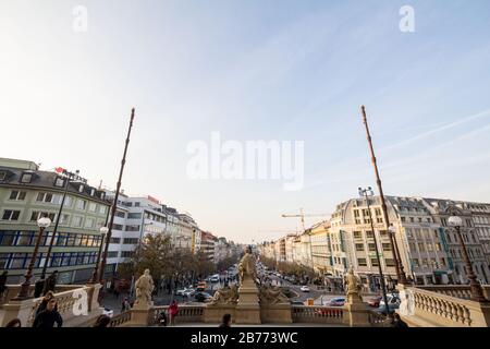 Prag, TSCHECHIEN - 31. OKTOBER 2019: Panorama von Vaclaske Namesti, oder Wenzelsplatz, mit dem Heiligen Wenzel (Svaty Vaclav) im Hintergrund, einem bedeutenden Stockfoto