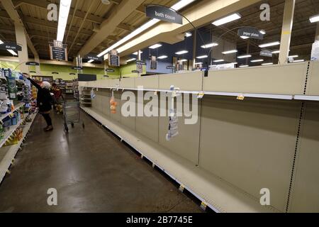 Portland, USA. März 2020. Leere Regale, die normalerweise Badegewebsprodukte enthalten, die auf einem Fred Meyer in Portland, Or., am 13. März 2020 abgebildet sind. Gouverneur Brown hatte am vergangenen Sonntag den Ausnahmezustand über den neuartigen Ausbruch des Coronavirus (COVID-19) im Staat erklärt, der zu einer weiterhin hohen Nachfrage nach Lebensmitteln und Vorräten geführt hat. (Foto von Alex Milan Tracy/Sipa USA) Credit: SIPA USA/Alamy Live News Stockfoto