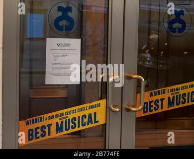 New York, New York - 13. März 2020: Benachrichtigung über die Stornierung Von Come from Away on Broadway Musical wegen COVID-19-Ausbruch im Gerald Schoenfeld Theatre Stockfoto