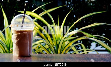Kaffeetasse Kunststoff auf dem Tisch in der Sonne Morgen thailändischer Stil Stockfoto