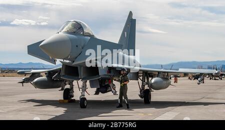 Ein Eurofighter-Wartungspersonal, das der deutschen Luftstreitkräfte Tactical Air Wing 33 auf der Büchel Air Base zugeordnet ist, führt während der Red Flag 20-2 auf der Nellis Air Force Base, Nevada, 9. März 2020 Flugüberprüfungen an einem Eurofighter Typhoon-Flugzeug durch. Übungen mit roter Flagge werden auf der Nevada Test and Training Range durchgeführt, die 12.000 Quadratmeilen Luftfläche und 2,9 Millionen Hektar Land beherbergt. (USA Luftwaffenfoto von Airman 1st Class Dwane R. Young) Stockfoto