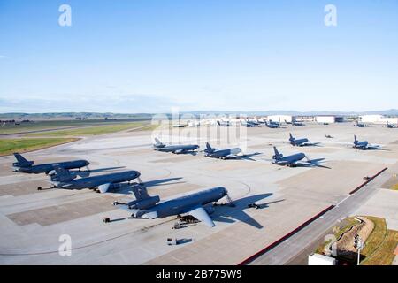 Ein Teil der Flugzeugflotte, die der Travis Air Force Base, Kalifornien, zugewiesen ist, wird auf der Fluglinie der Basis am 11. März 2020 geparkt. In Travis befinden sich drei Waffensysteme, die eine taktische und strategische Luftbrücke bereitstellen: Der KC-10 Extender, der C-17 Globemaster III und die C-5M Super Galaxy. (USA Luftwaffenfoto von Senior Airman Christian Conrad) Stockfoto