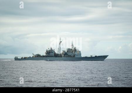 200309-N-KW492-0096 PHILIPPINISCHES MEER (MÄRZ 9, 2020) Der Lenkflugkörperkreuzer der Ticonderoga-Klasse USS Antietam (CG 54) transits die philippinische See. Antietam wird zur Unterstützung der Sicherheit und Stabilität im Indopazifik in das 7. Flottengebiet der USA eingesetzt. (USA Navy-Foto von Mass Communication Specialist 2. Klasse Ryre Arciaga) Stockfoto