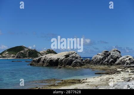 Okinawa Japan - Tokashiki Island Aharen Beach mit Felsen Stockfoto