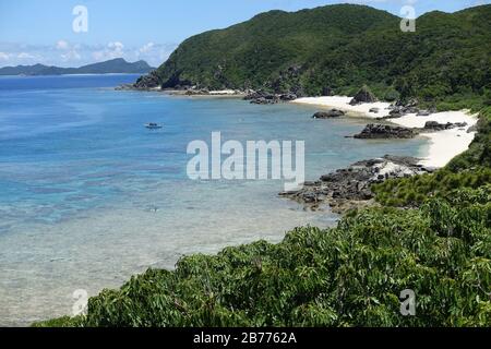 Okinawa Japan - Tokashiki Island Aharen Beach mit schöner Aussicht Stockfoto