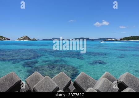 Okinawa Japan - Tokashiki Island Aharen Schutzwall Marina Stockfoto