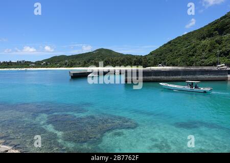 Okinawa Japan Tokashiki Island Aharen Fischerschiff, das den Hafen verlässt Stockfoto