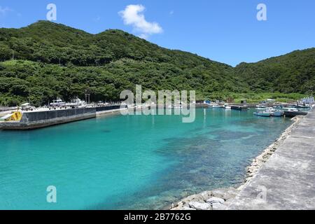 Okinawa Japan - Tokashiki Island Aharen-Schutzmauer und Hafenkai in der Marina Stockfoto