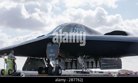 Die B-2 Spirit Crew Chefs der U.S. Air Force, die den 509th und 131st Aircraft Maintenance Squadrons zugeordnet sind, bergen die B-2 während der Bomber Task Force Europe Operationen auf RAF Fairford, England, 13. März 2020. Das Flugzeug wird als Teil der "Bomber Task Force Europe" eingesetzt, die die Einsatzbereitschaft der ihn unterstützenden Flugzeuge und Geräte sowie ihre kollektive Einsatzfähigkeit an Terminstandorten testet. Das U.S. Strategic Command führt solche Operationen routinemäßig auf der ganzen Welt durch, um das Engagement der USA für die kollektive Verteidigung zu demonstrieren, wie diese Flugzeuge, Luftfahrzeuge und wichtige Unterstützungsgeräte von Whiteman Ai Stockfoto