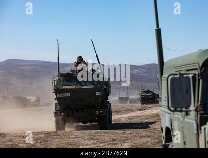 Soldaten einer Battery, 5th Battalion, 3rd Field Artillery Regiment, 17th Field Artillery Brigade, fahren ein High Mobility Artillery Rocket System (HIMARS) in ihre Schussposition, während sie am 11. März 2020 Feuereinsätze über die Funkfrequenz im Yakima Training Center (YTC), Washington, erhalten. YTC bot EINER Batterie die Möglichkeit, ihre HIMARS-Platinen während eines aktiven Brandmeldebereichs zu zertifizieren. (USA Armeefoto des Personals Sgt. Kyle Larsen.) Stockfoto