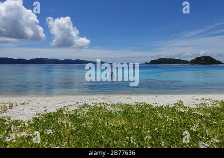 Okinawa Japan - Tokashiki Island Aharen Beach und Tauchstiefel Stockfoto