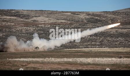 Ein High Mobility Artillery Rocket System (HIMARS) von A Battery, 5th Battalion, 3rd Field Artillery Regiment, 17th Field Artillery Brigade, startet eine Rakete im Yakima Training Center (YTC), Washington, während einer Live-Feuerqualifizierung am 11. März 2020. YTC ist ein strategisch platziertes Trainingszentrum, etwa 150 Meilen südöstlich des Joint Base Lewis-Mc-Chord, das Soldaten des 17. FA Bde die Möglichkeit bietet, Live-Feuerübungen durchzuführen und ein realistisches Training zu simulieren. (USA Armeefoto des Personals Sgt. Kyle Larsen.) Stockfoto