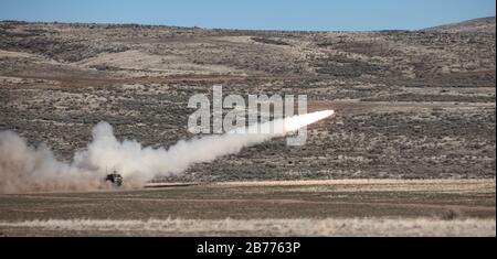 Ein High Mobility Artillery Rocket System (HIMARS) von A Battery, 5th Battalion, 3rd Field Artillery Regiment, 17th Field Artillery Brigade, startet eine Rakete im Yakima Training Center (YTC), Washington, während einer Live-Feuerqualifizierung am 11. März 2020. YTC ist ein strategisch platziertes Trainingszentrum, etwa 150 Meilen südöstlich des Joint Base Lewis-Mc-Chord, das Soldaten des 17. FA Bde die Möglichkeit bietet, Live-Feuerübungen durchzuführen und ein realistisches Training zu simulieren. (USA Armeefoto des Personals Sgt. Kyle Larsen.) Stockfoto