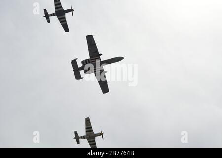 Eine A-10 Thunderbolt II fliegt neben zwei historischen Flugzeugen während des Heritage Flight Training Course auf der Davis-Monthan Air Force Base, Arizona, 27. Februar 2020. Der Heritage Flight Training Kurs ermöglicht es aktuellen Flugbildern, auf den traditionellen Nebenflugrahmen zu fliegen, um sich auf die Airshow Saison vorbereiten zu können. (USA Luftwaffenfoto von 2nd LT. Casey E. Bell) Stockfoto