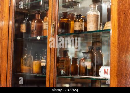 Tandil, Buenos Aires, Argentinien; 2019, 10. januar: Detail eines alten Schaufensters einer Drogerie oder Apotheke Stockfoto