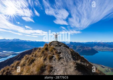 Junges asiatisches Paar feiert Erfolg am Roy's Peak Lake Wanaka Neuseeland Stockfoto