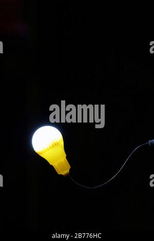 Lampe Licht Kugel auf einem schwarzen Hintergrund Stockfoto