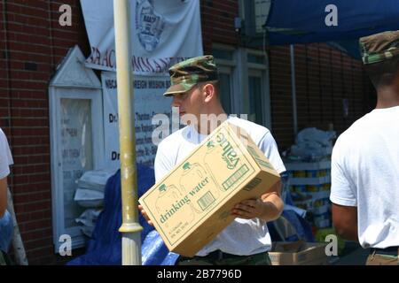 BILOXI, VEREINIGTE STAATEN - 07. September 2005: Der Luftwaffenflieger führt eine Schachtel abgefülltes Wasser zur Kirche, um es an die Opfer des Hurrikans Katrina zu verteilen. Stockfoto